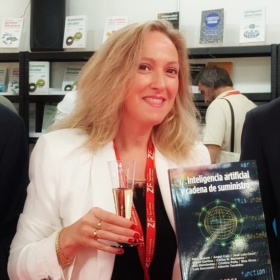 Nuevo libro Inteligencia artificial y cadena de suministro - Cristina con el libro
