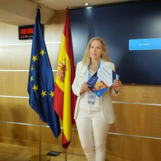 III Salón del Profesional Internacional - Cristina con el paper