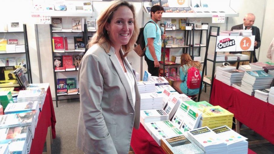 presentacion-libro-en-stand-de-marge-books