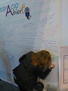 firma-en-tablon-de-espacio-abierto-2016